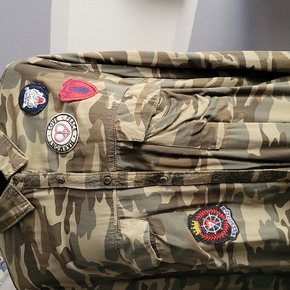 Long sleeve army print oversized dress shirt with 1986 patches! - Picture 2 of 6